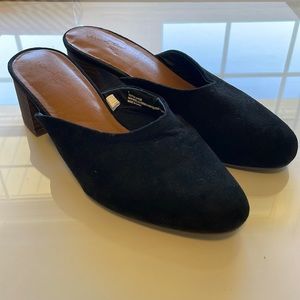 Universal Threads Classic Black Mules